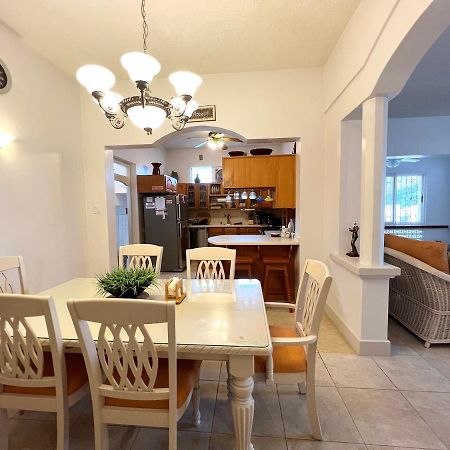 Welcome To The Unpretentious And Breezy Graceville, Steps Away From The Beach Saint James Eksteriør billede